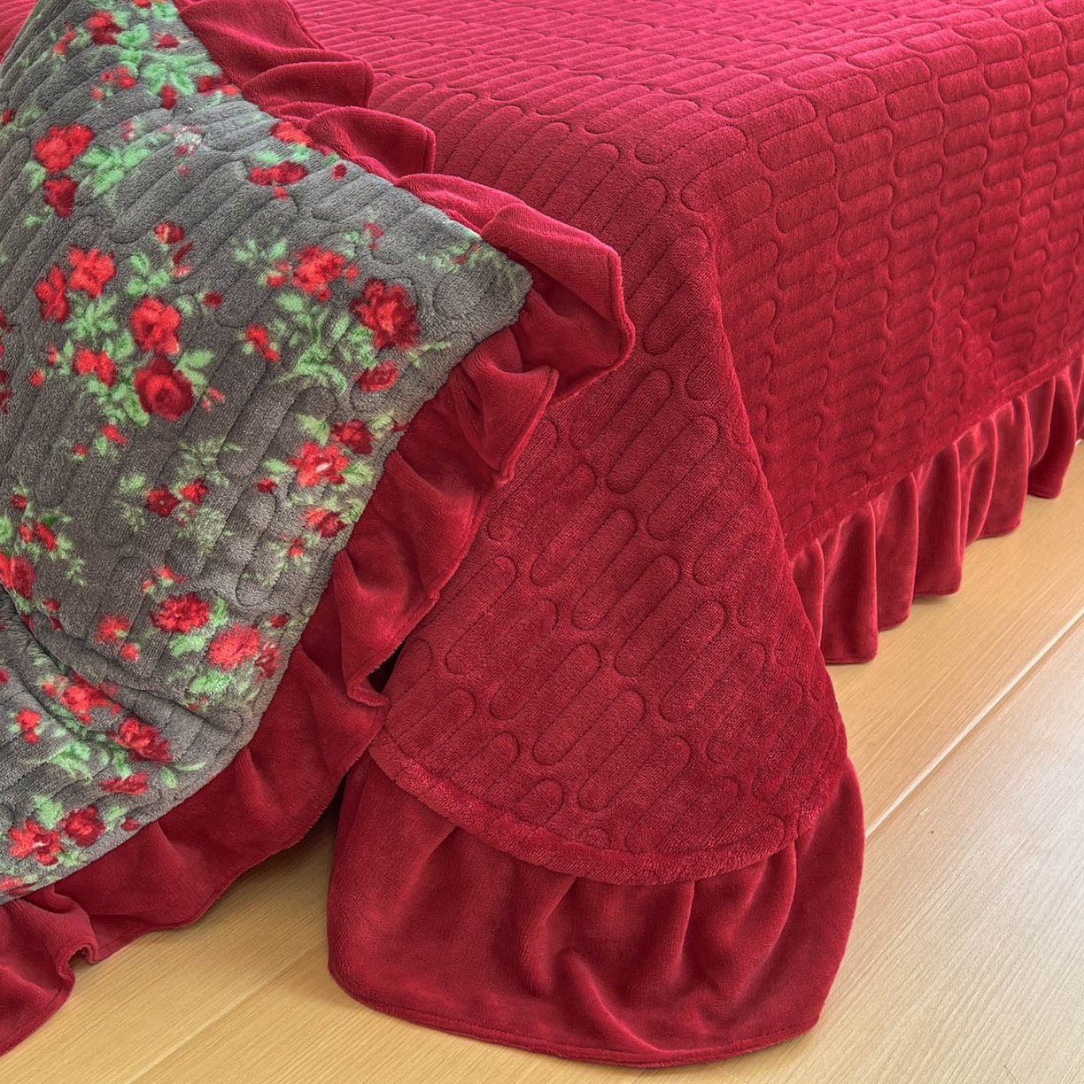 91家纺网 家纺一手货源 找家纺 美梦家纺 2025新款花边牛奶绒床盖四件套 玫瑰的故事