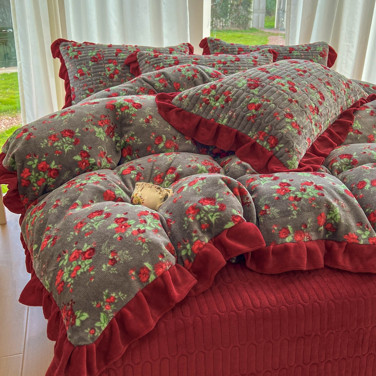 91家纺网 家纺一手货源 找家纺 美梦家纺 2025新款花边牛奶绒床盖四件套 玫瑰的故事