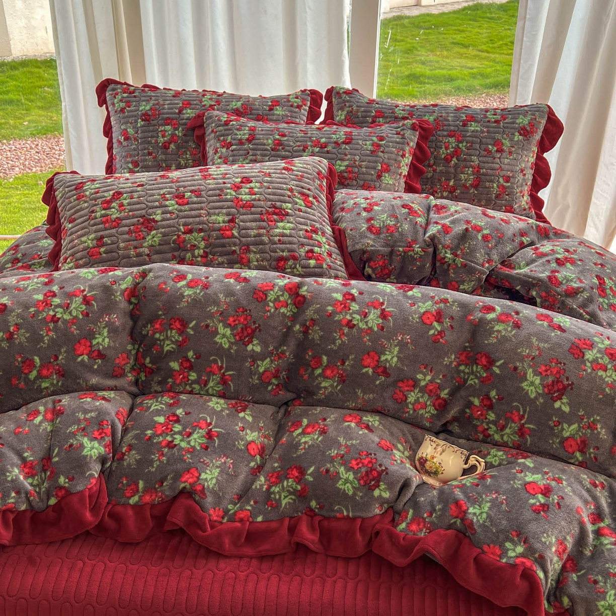 91家纺网 家纺一手货源 找家纺 美梦家纺 2025新款花边牛奶绒床盖四件套 玫瑰的故事