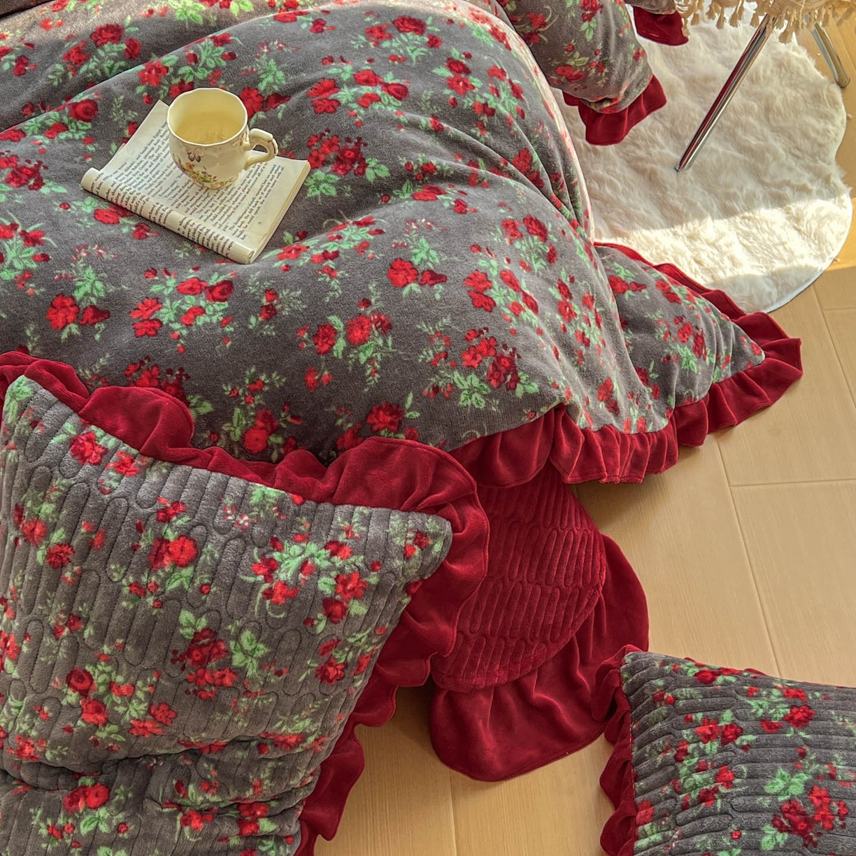 91家纺网 家纺一手货源 找家纺 美梦家纺 2025新款花边牛奶绒床盖四件套 玫瑰的故事