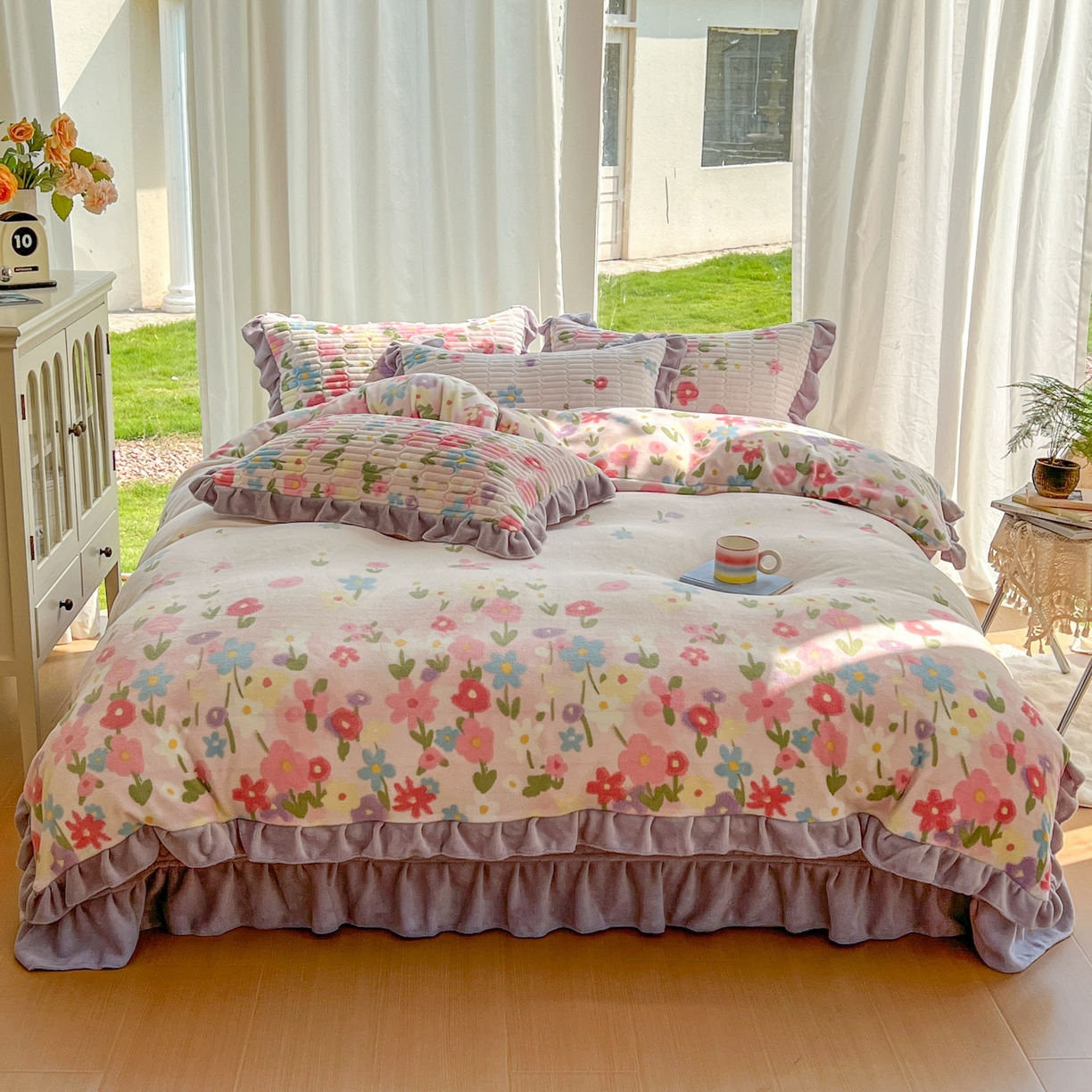 91家纺网 家纺一手货源 找家纺 美梦家纺 2025新款花边牛奶绒床盖四件套 梦回花田粉