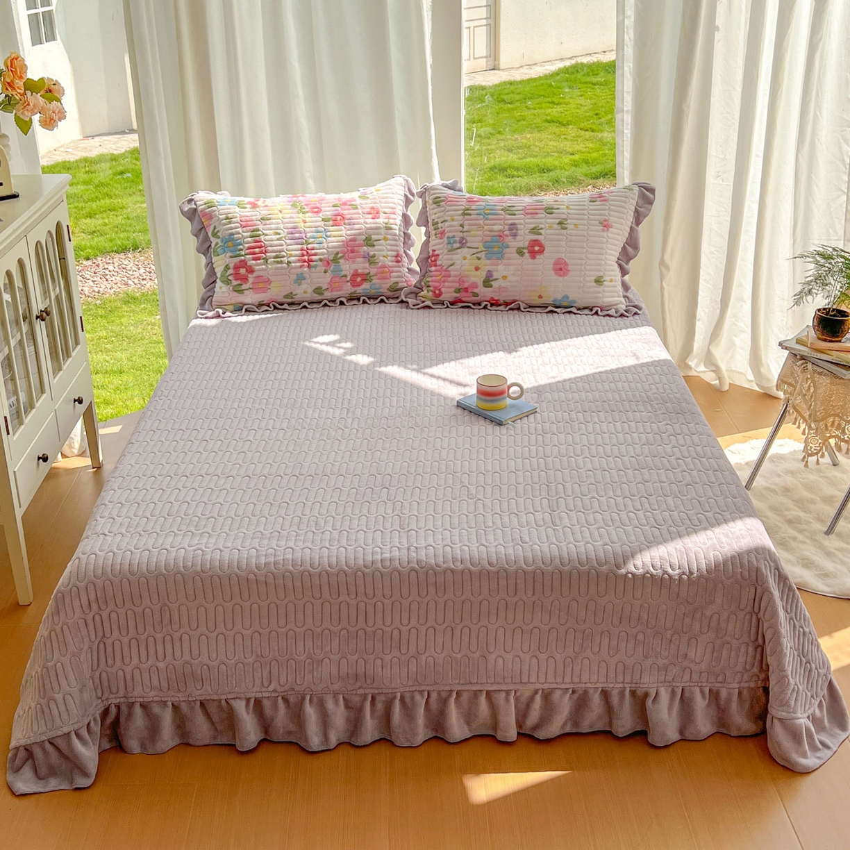 91家纺网 家纺一手货源 找家纺 美梦家纺 2025新款花边牛奶绒床盖四件套 梦回花田粉