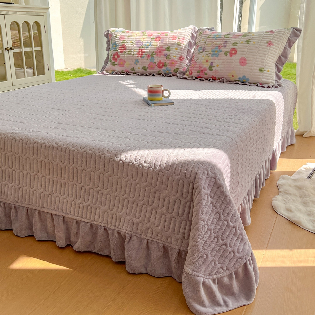 91家纺网 家纺一手货源 找家纺 美梦家纺 2025新款花边牛奶绒床盖四件套 梦回花田粉