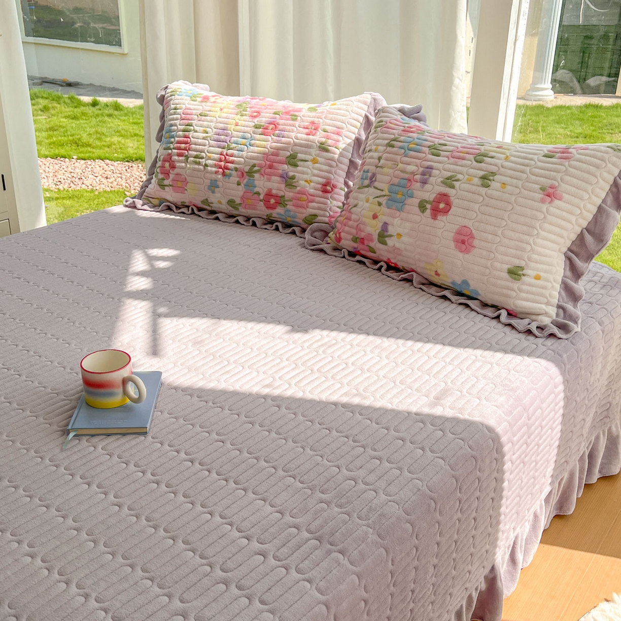 91家纺网 家纺一手货源 找家纺 美梦家纺 2025新款花边牛奶绒床盖四件套 梦回花田粉