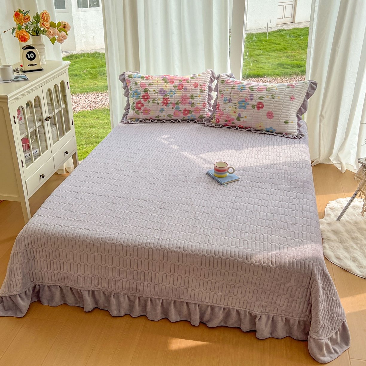 91家纺网 家纺一手货源 找家纺 美梦家纺 2025新款花边牛奶绒床盖四件套 梦回花田粉