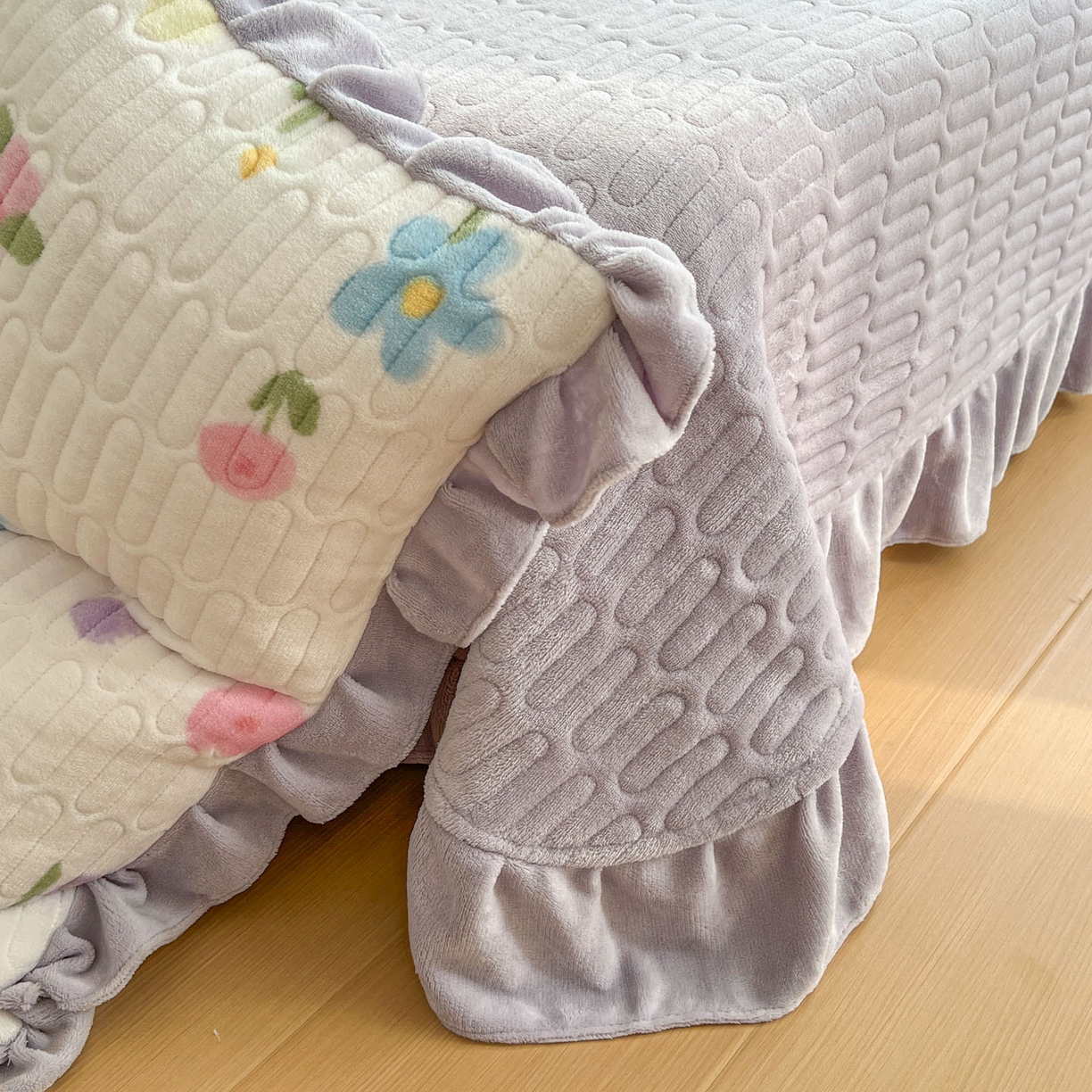 91家纺网 家纺一手货源 找家纺 美梦家纺 2025新款花边牛奶绒床盖四件套 梦回花田粉