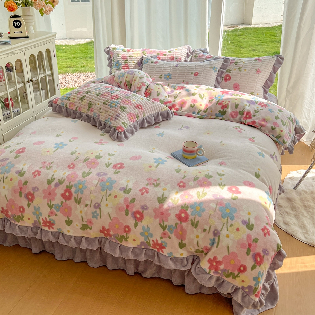 91家纺网 家纺一手货源 找家纺 美梦家纺 2025新款花边牛奶绒床盖四件套 梦回花田粉