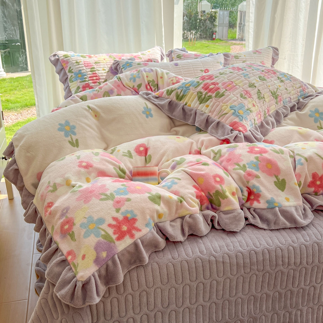 91家纺网 家纺一手货源 找家纺 美梦家纺 2025新款花边牛奶绒床盖四件套 梦回花田粉