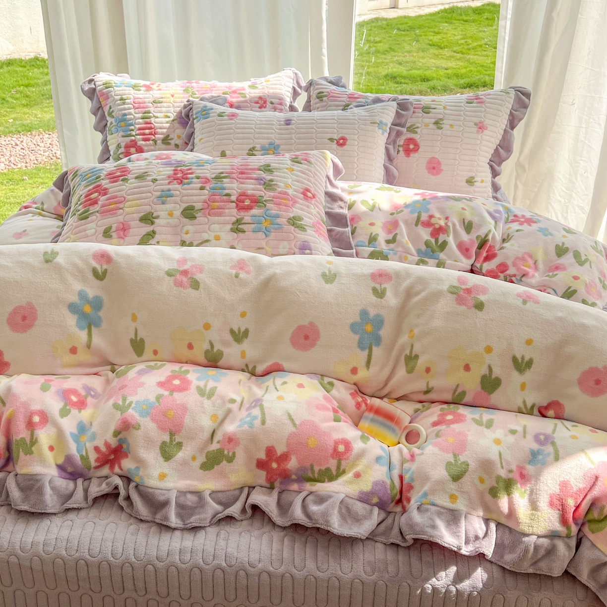 91家纺网 家纺一手货源 找家纺 美梦家纺 2025新款花边牛奶绒床盖四件套 梦回花田粉