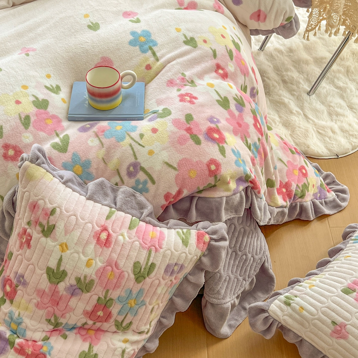 91家纺网 家纺一手货源 找家纺 美梦家纺 2025新款花边牛奶绒床盖四件套 梦回花田粉