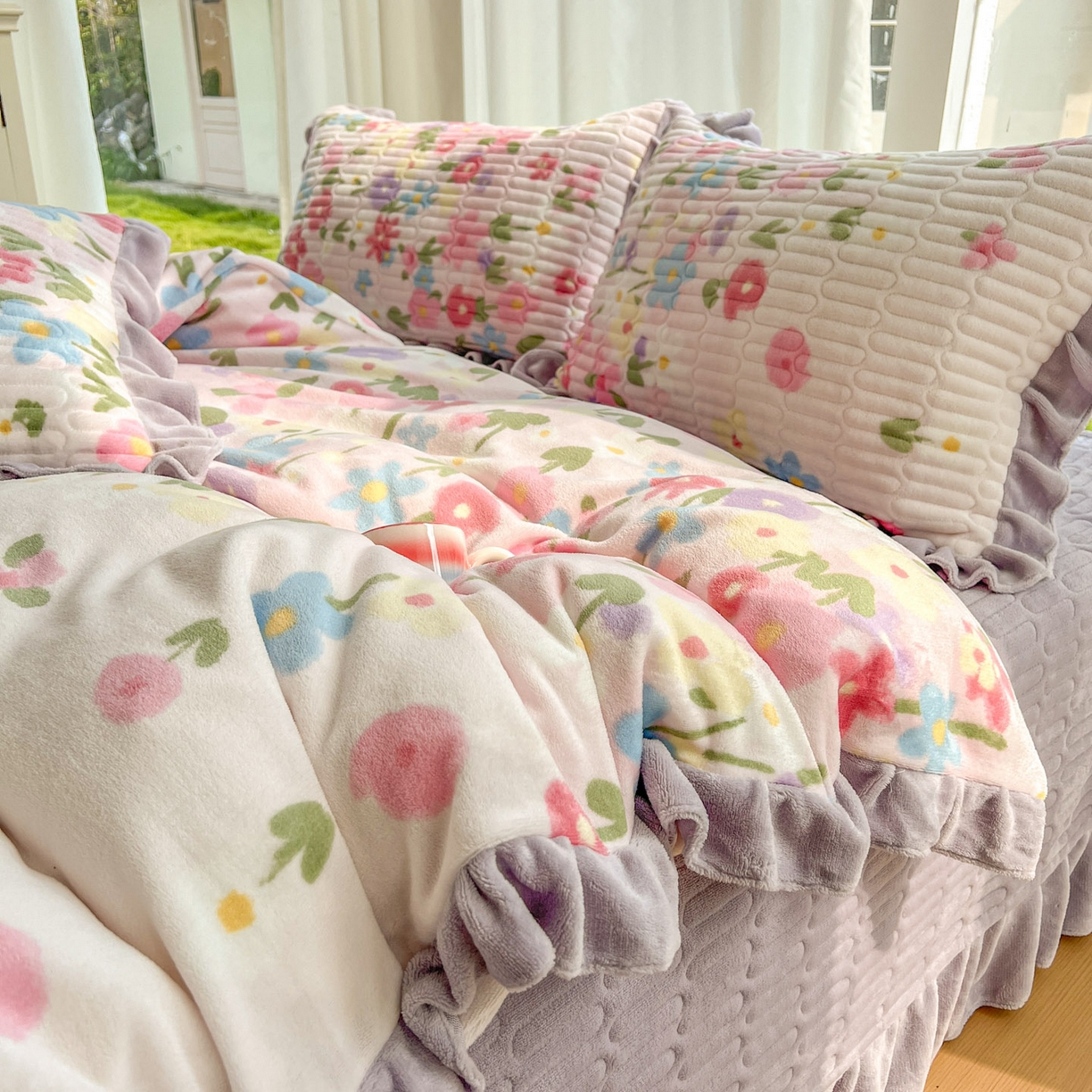 91家纺网 家纺一手货源 找家纺 美梦家纺 2025新款花边牛奶绒床盖四件套 梦回花田粉