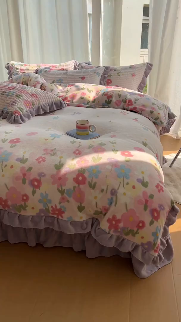 91家纺网 家纺一手货源 找家纺 美梦家纺 2025新款花边牛奶绒床盖四件套 梦回花田粉