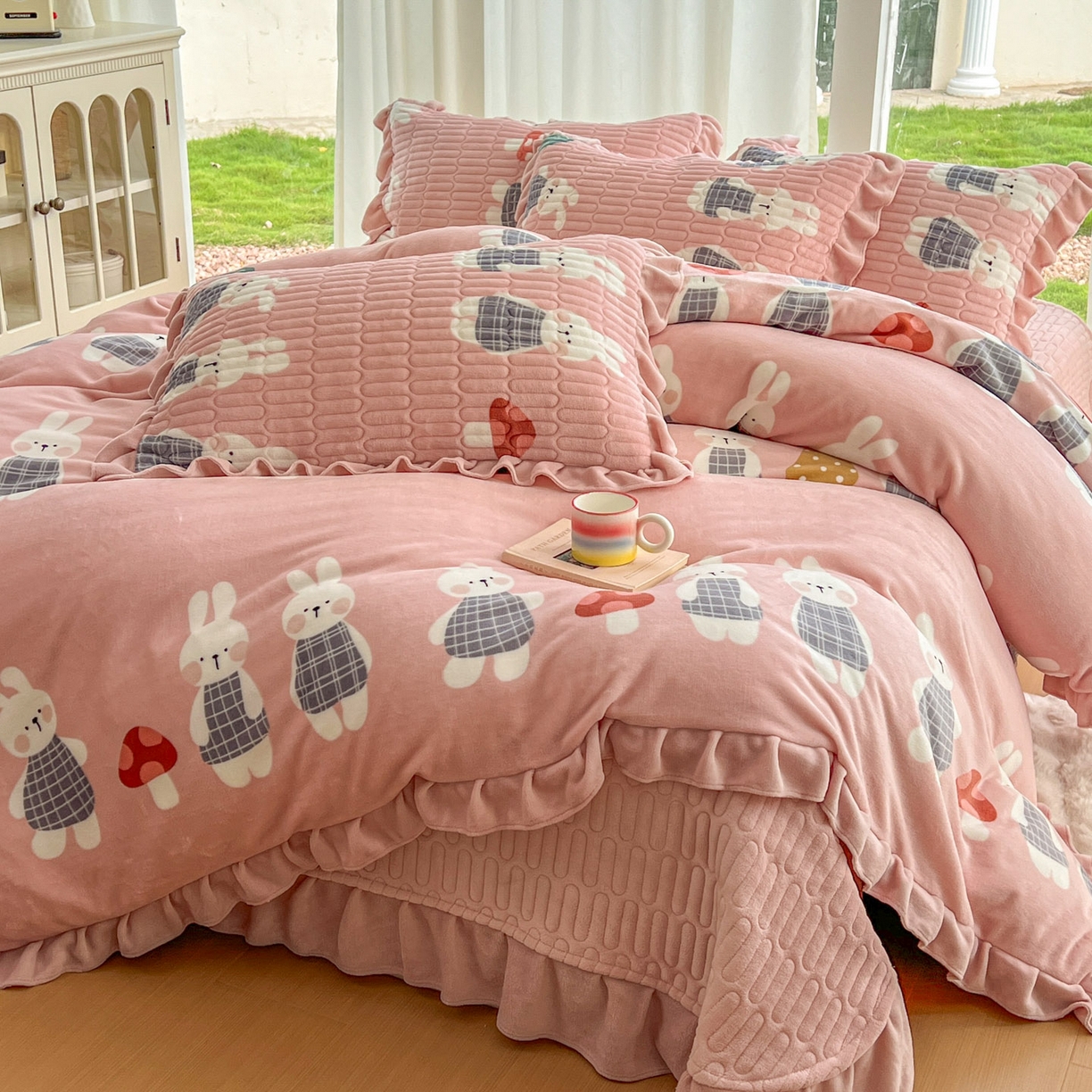 美梦家纺 2025新款花边牛奶绒床盖四件套 蘑菇小兔-粉