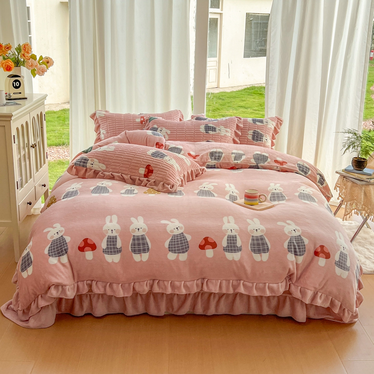 91家纺网 家纺一手货源 找家纺 美梦家纺 2025新款花边牛奶绒床盖四件套 蘑菇小兔-粉