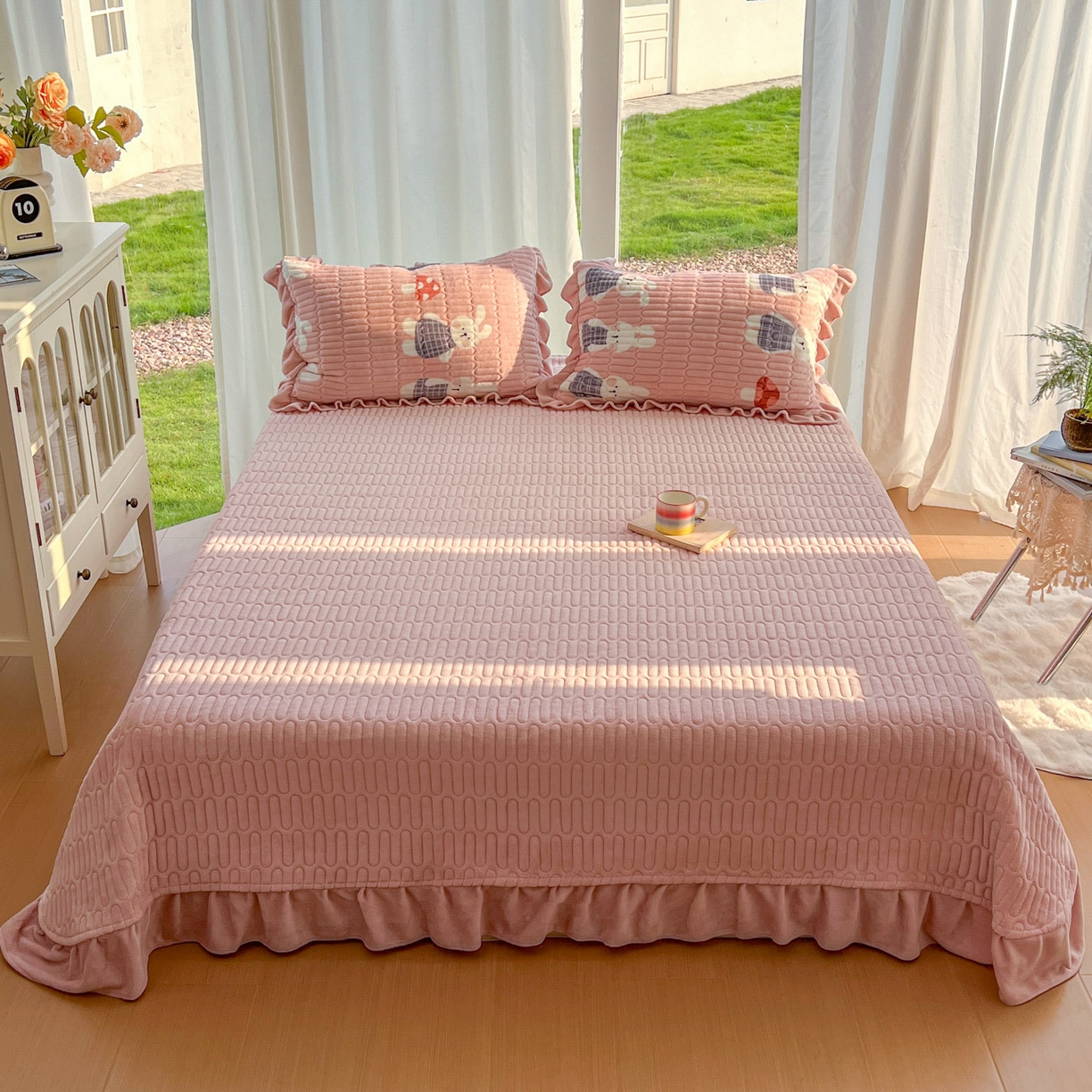 91家纺网 家纺一手货源 找家纺 美梦家纺 2025新款花边牛奶绒床盖四件套 蘑菇小兔-粉