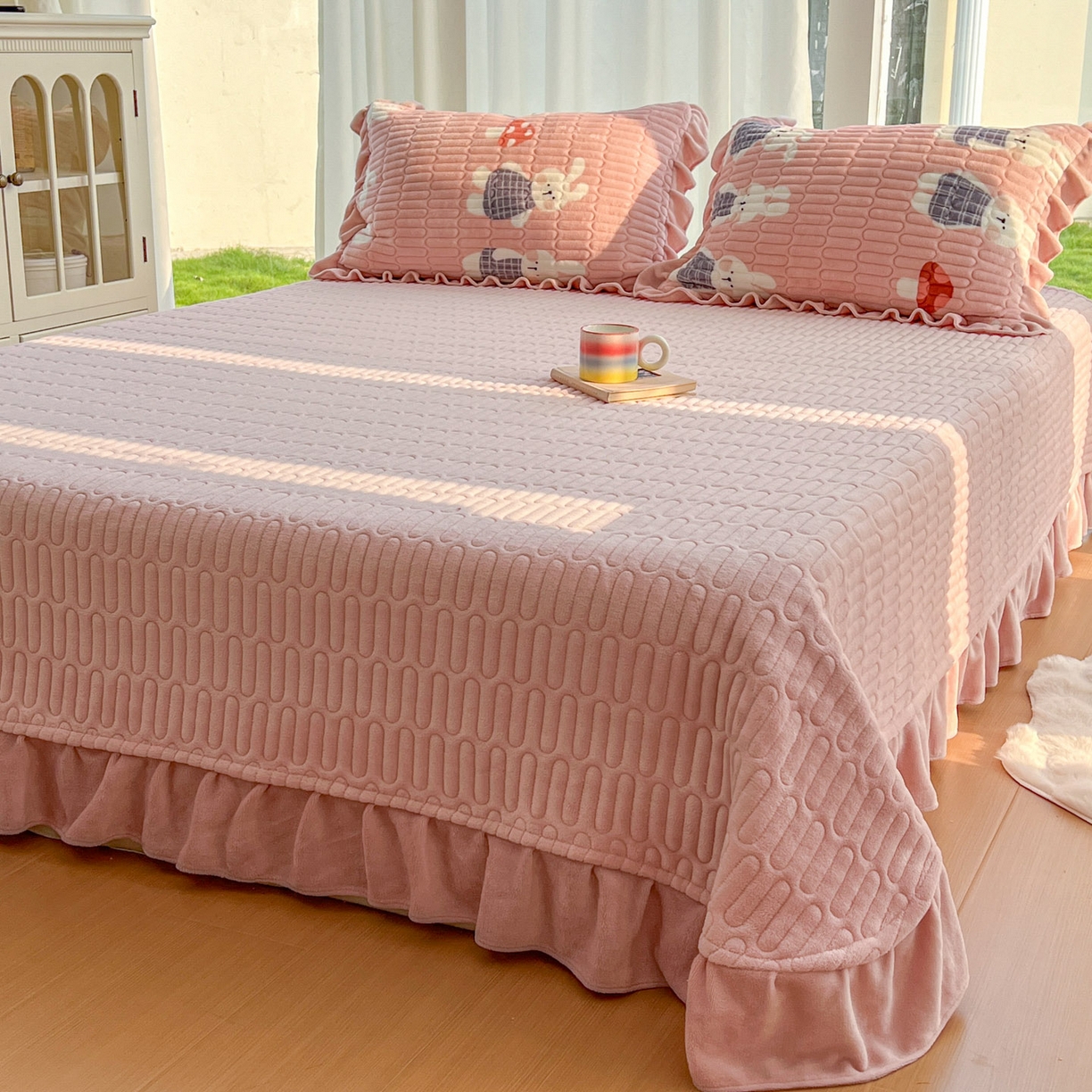 91家纺网 家纺一手货源 找家纺 美梦家纺 2025新款花边牛奶绒床盖四件套 蘑菇小兔-粉