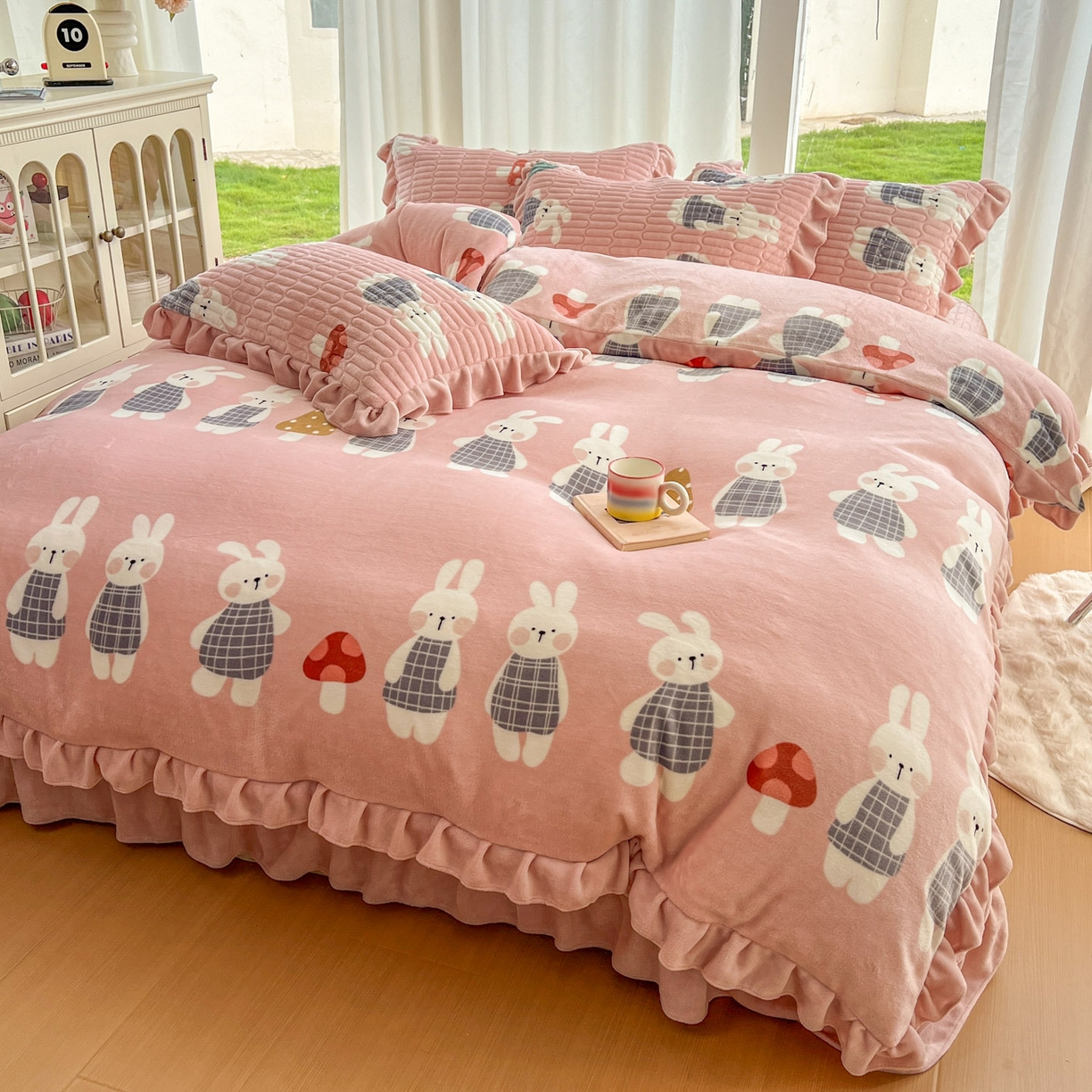 91家纺网 家纺一手货源 找家纺 美梦家纺 2025新款花边牛奶绒床盖四件套 蘑菇小兔-粉