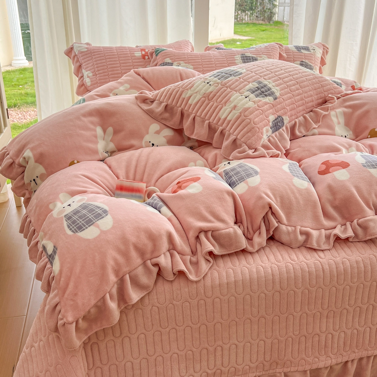 91家纺网 家纺一手货源 找家纺 美梦家纺 2025新款花边牛奶绒床盖四件套 蘑菇小兔-粉