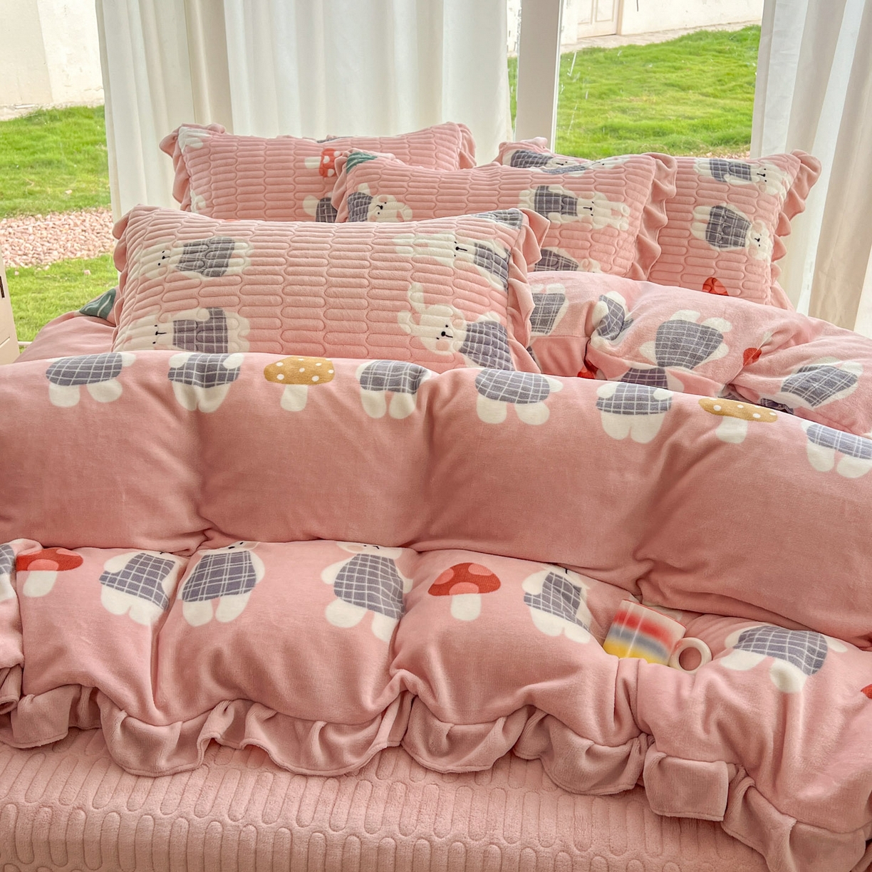 91家纺网 家纺一手货源 找家纺 美梦家纺 2025新款花边牛奶绒床盖四件套 蘑菇小兔-粉