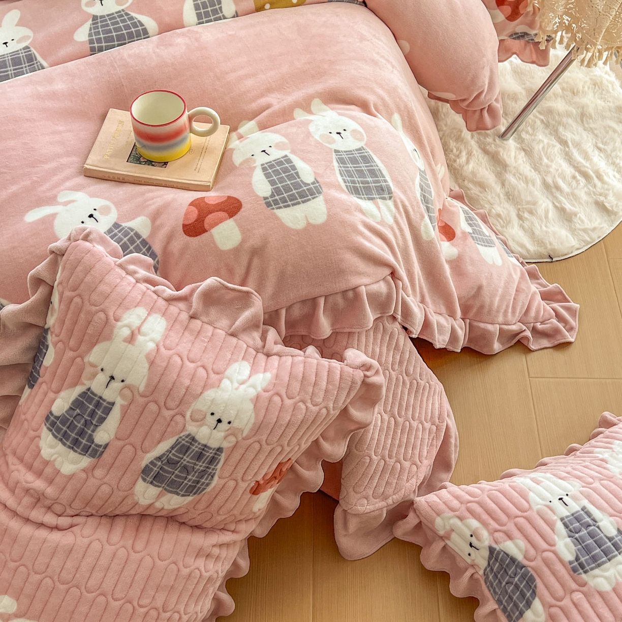 91家纺网 家纺一手货源 找家纺 美梦家纺 2025新款花边牛奶绒床盖四件套 蘑菇小兔-粉