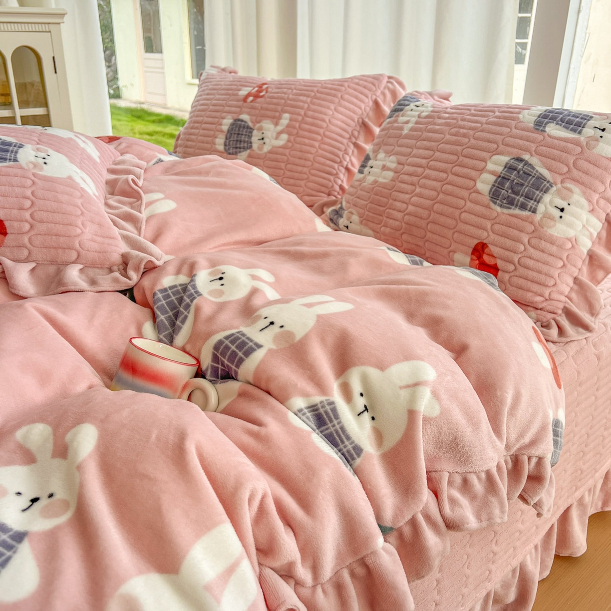 91家纺网 家纺一手货源 找家纺 美梦家纺 2025新款花边牛奶绒床盖四件套 蘑菇小兔-粉