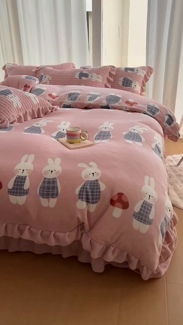 91家纺网 家纺一手货源 找家纺 美梦家纺 2025新款花边牛奶绒床盖四件套 蘑菇小兔-粉