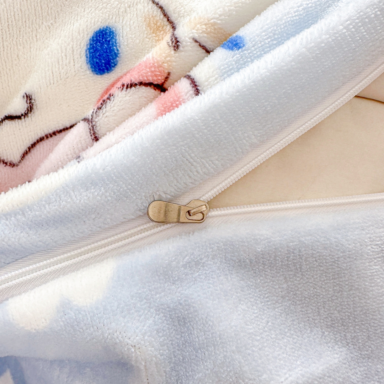 91家纺网 家纺一手货源 找家纺 博雅 2025新款三丽鸥正版授权高克重牛奶绒小版四件套提供买家秀 牛奶绒小版-点点玉桂狗