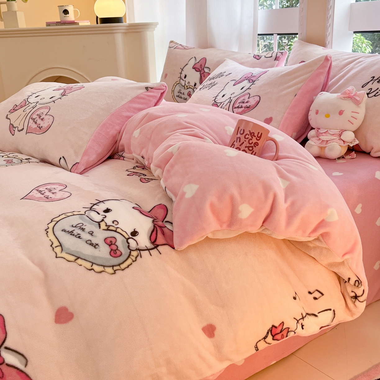 91家纺网 家纺一手货源 找家纺 博雅 2025新款三丽鸥正版授权高克重牛奶绒小版四件套提供买家秀 牛奶绒小版-害羞kt 猫专版花型