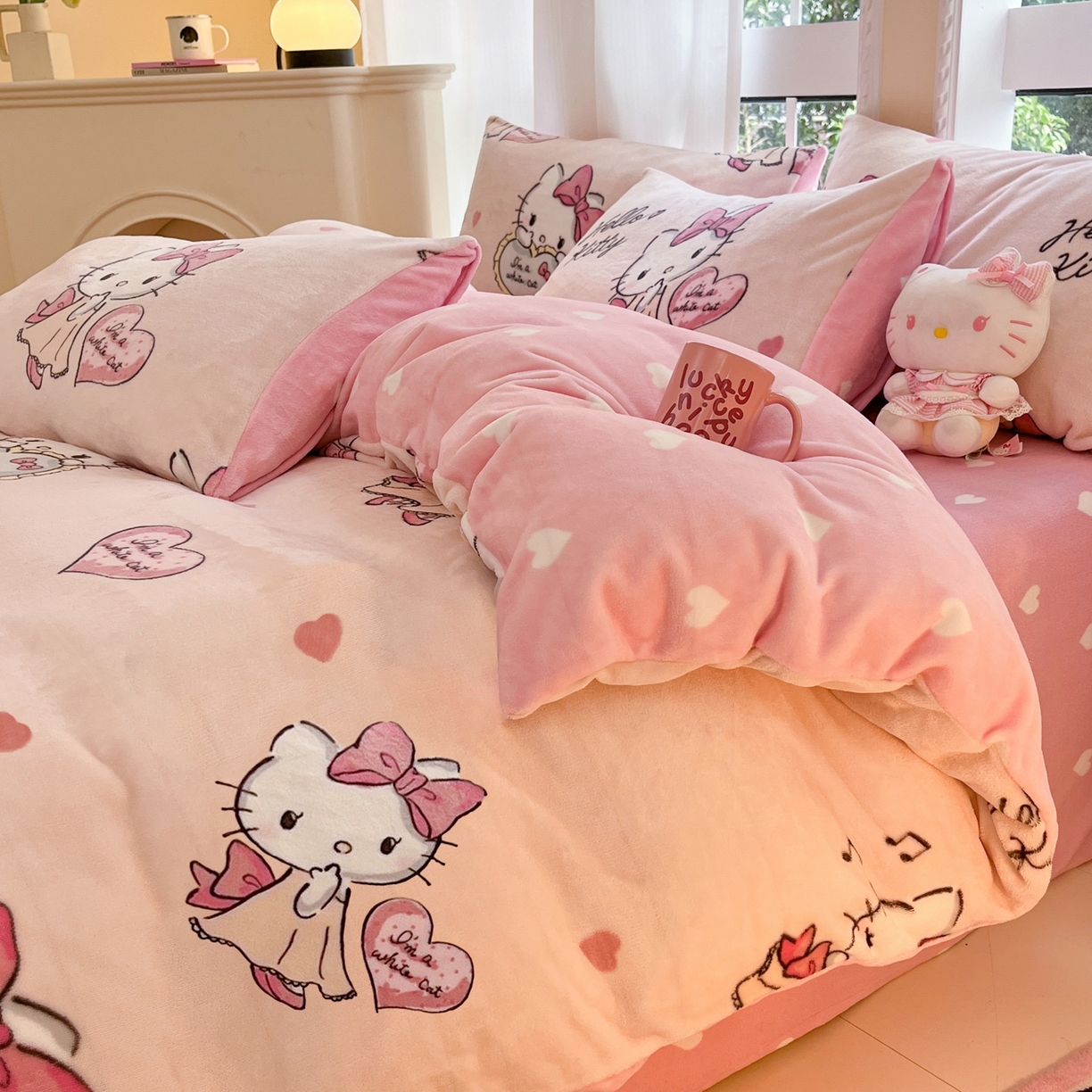 91家纺网 家纺一手货源 找家纺 博雅 2025新款三丽鸥正版授权高克重牛奶绒小版四件套提供买家秀 牛奶绒小版-害羞kt 猫专版花型