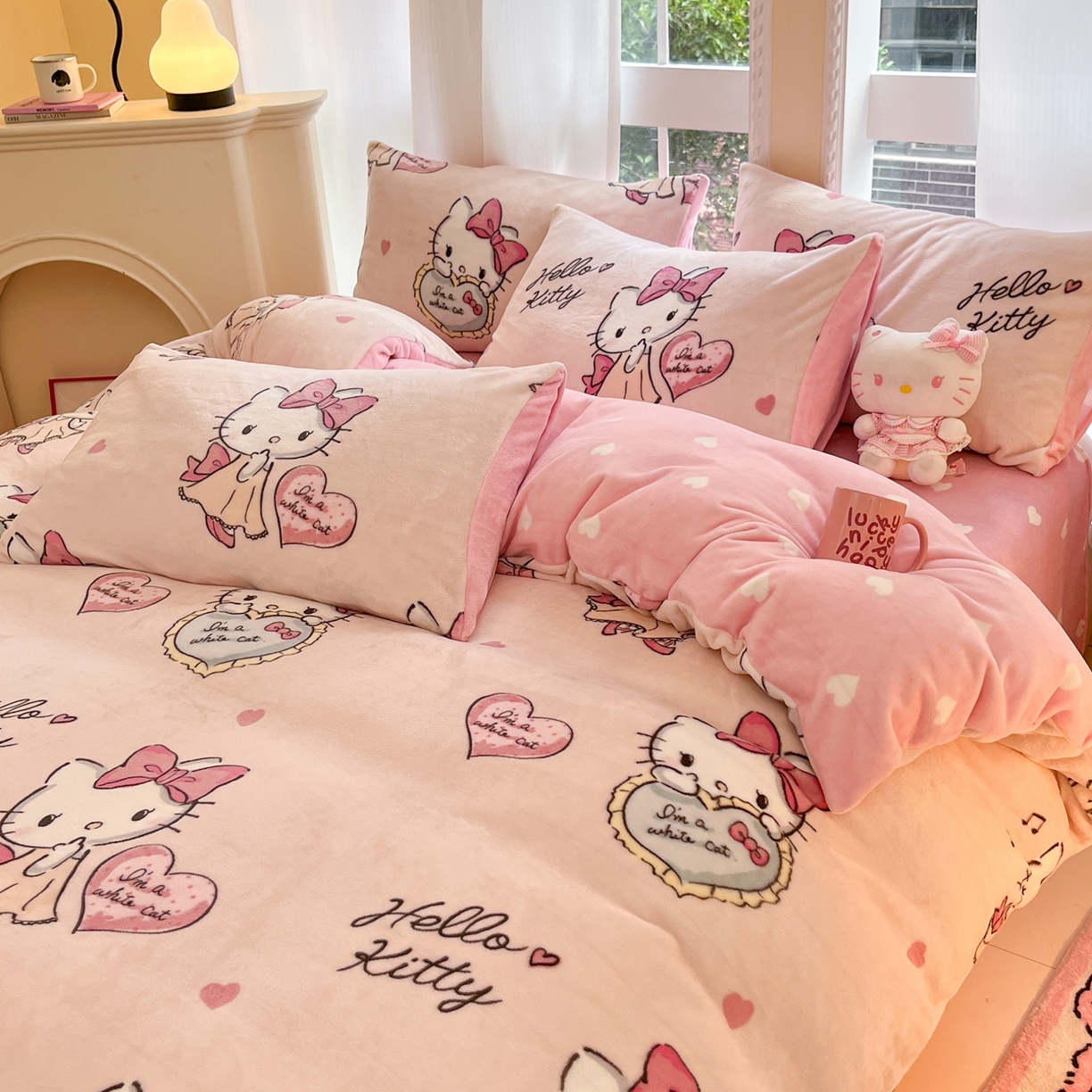 91家纺网 家纺一手货源 找家纺 博雅 2025新款三丽鸥正版授权高克重牛奶绒小版四件套提供买家秀 牛奶绒小版-害羞kt 猫专版花型