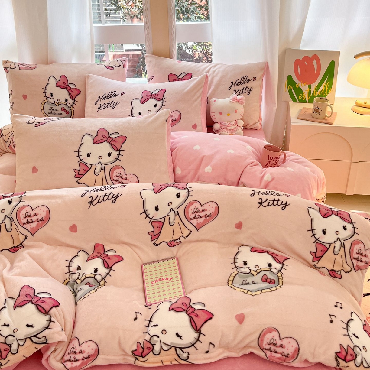 91家纺网 家纺一手货源 找家纺 博雅 2025新款三丽鸥正版授权高克重牛奶绒小版四件套提供买家秀 牛奶绒小版-害羞kt 猫专版花型