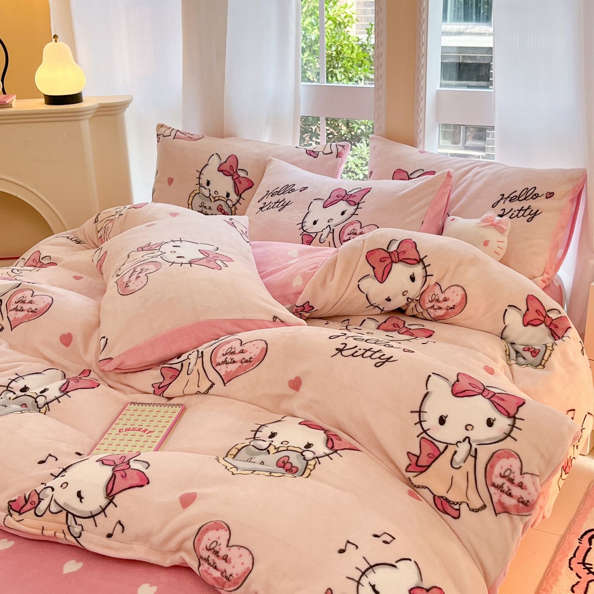 91家纺网 家纺一手货源 找家纺 博雅 2025新款三丽鸥正版授权高克重牛奶绒小版四件套提供买家秀 牛奶绒小版-害羞kt 猫专版花型