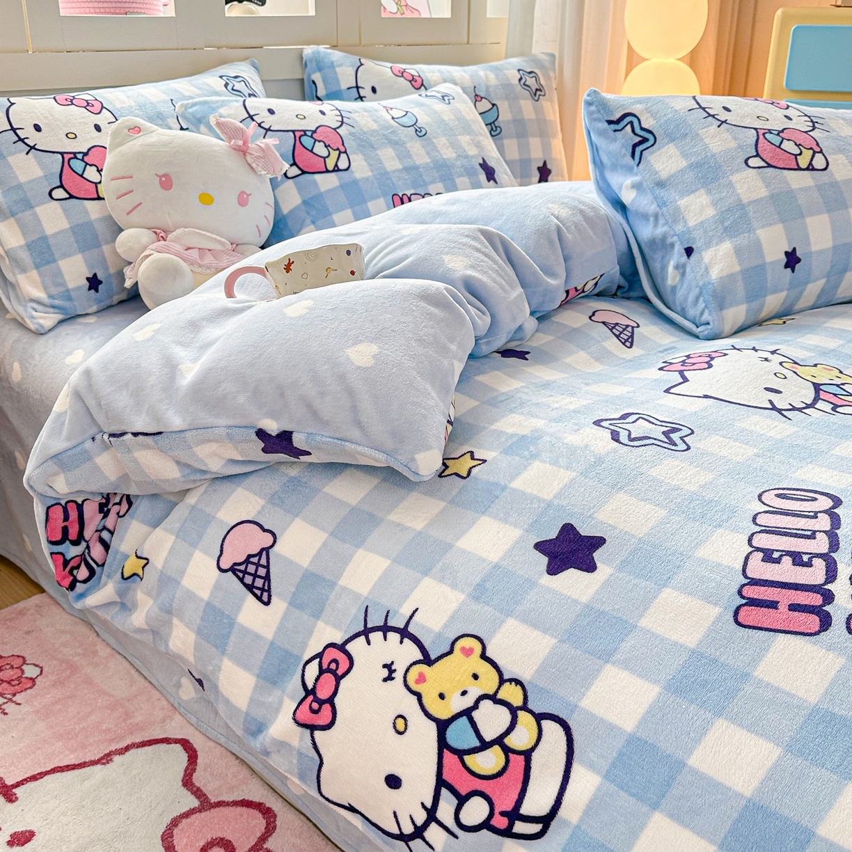 91家纺网 家纺一手货源 找家纺 博雅 2025新款三丽鸥正版授权高克重牛奶绒小版四件套提供买家秀 牛奶绒小版-蓝格幸运星KT