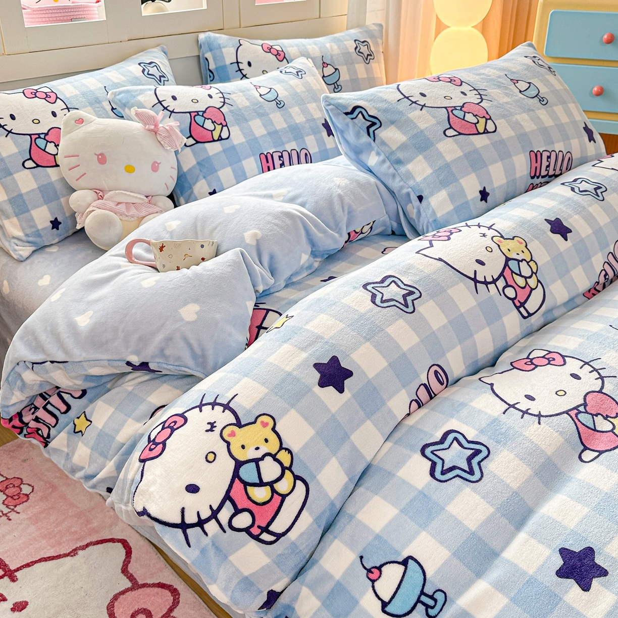 91家纺网 家纺一手货源 找家纺 博雅 2025新款三丽鸥正版授权高克重牛奶绒小版四件套提供买家秀 牛奶绒小版-蓝格幸运星KT