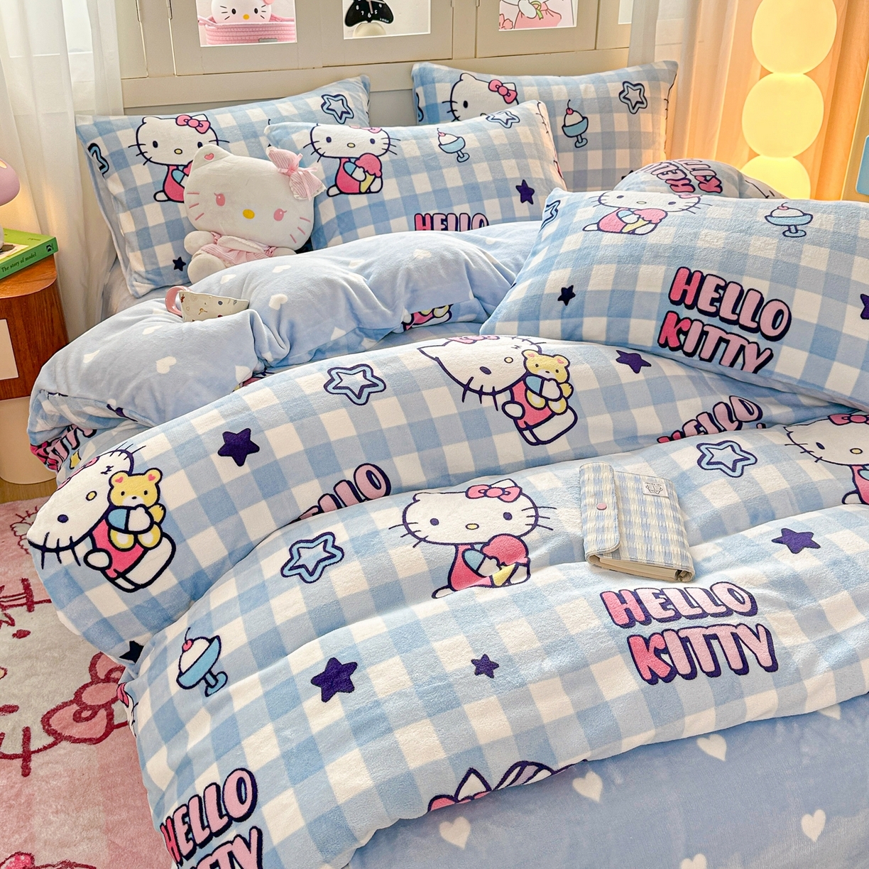 91家纺网 家纺一手货源 找家纺 博雅 2025新款三丽鸥正版授权高克重牛奶绒小版四件套提供买家秀 牛奶绒小版-蓝格幸运星KT