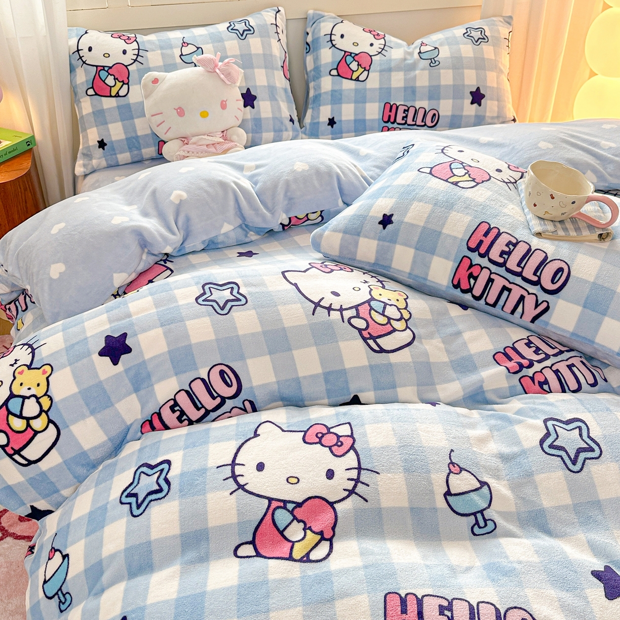 91家纺网 家纺一手货源 找家纺 博雅 2025新款三丽鸥正版授权高克重牛奶绒小版四件套提供买家秀 牛奶绒小版-蓝格幸运星KT