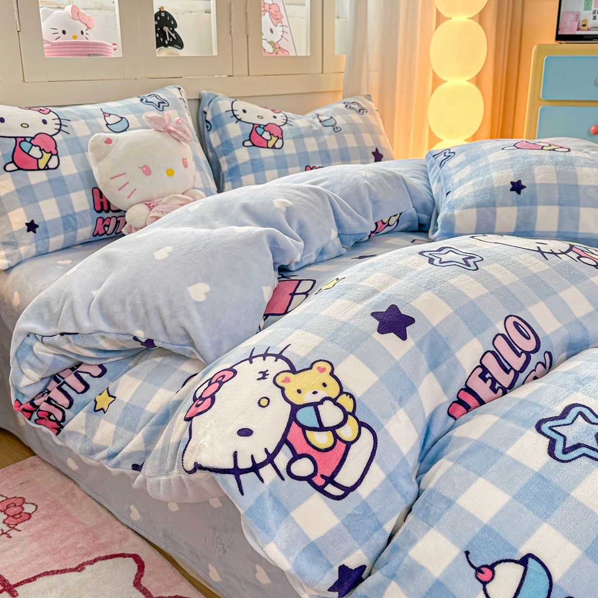 91家纺网 家纺一手货源 找家纺 博雅 2025新款三丽鸥正版授权高克重牛奶绒小版四件套提供买家秀 牛奶绒小版-蓝格幸运星KT