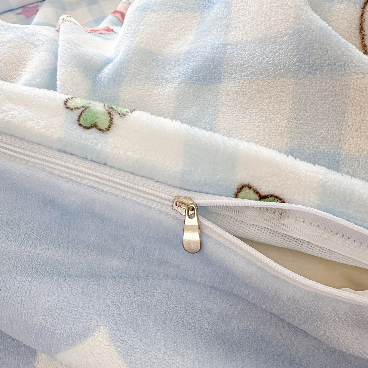 91家纺网 家纺一手货源 找家纺 博雅 2025新款三丽鸥正版授权高克重牛奶绒小版四件套提供买家秀 牛奶绒小版-蓝色KT猫玉桂狗