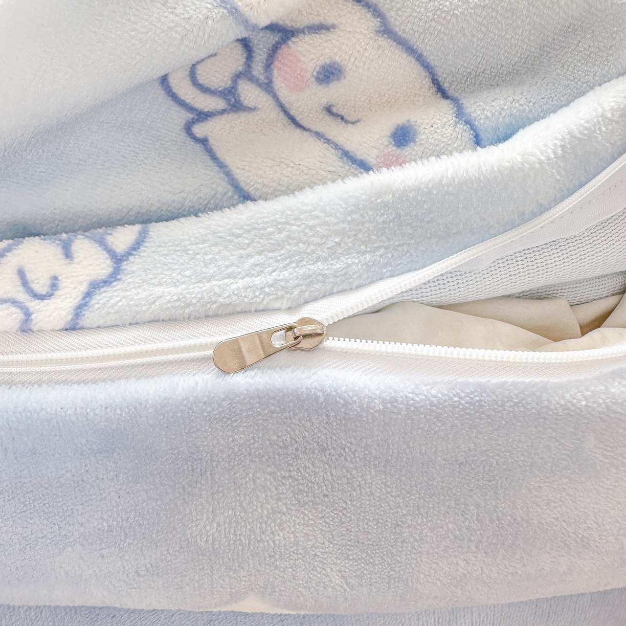 91家纺网 家纺一手货源 找家纺 博雅 2025新款三丽鸥正版授权高克重牛奶绒小版四件套提供买家秀 牛奶绒小版-满版玉桂狗