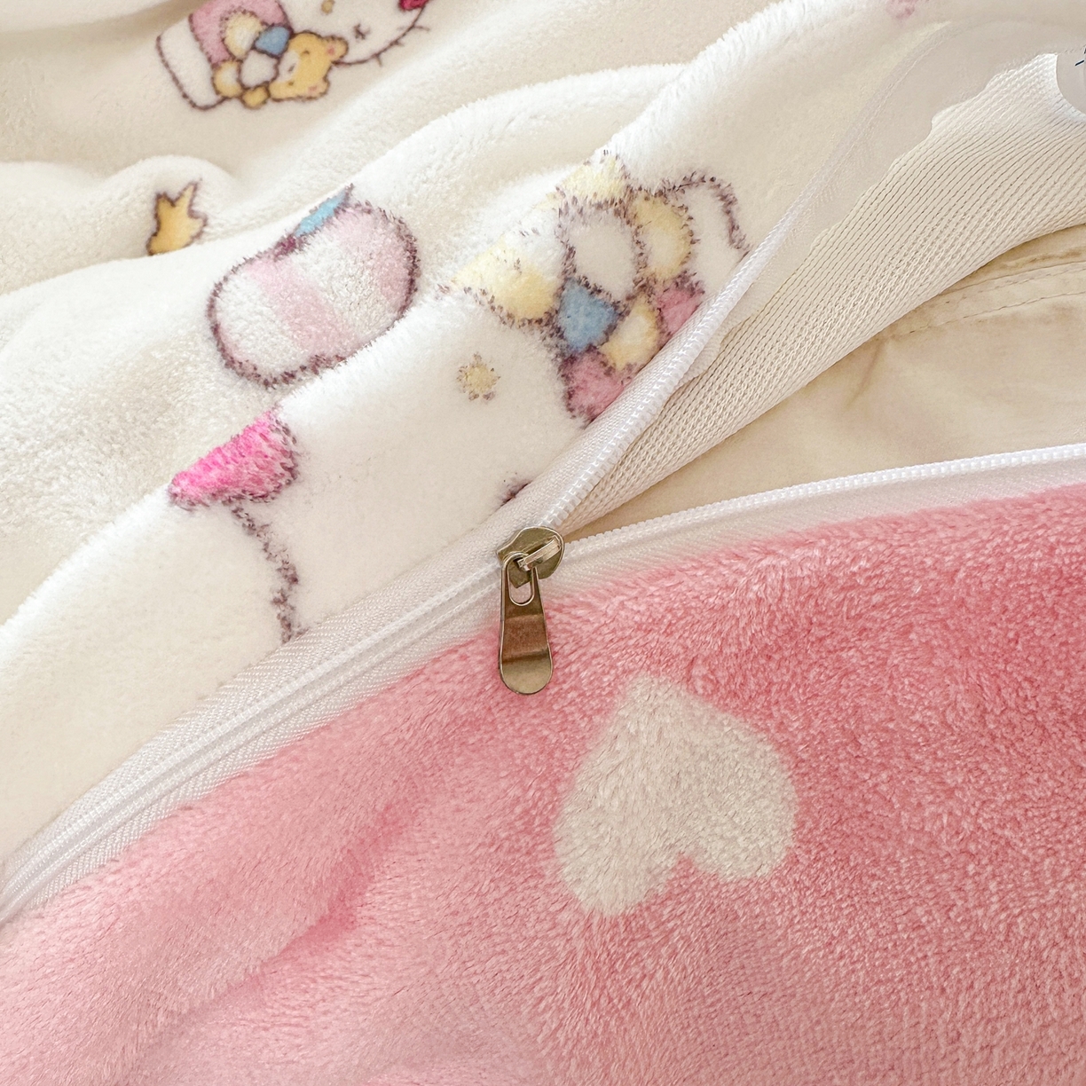 91家纺网 家纺一手货源 找家纺 博雅 2025新款三丽鸥正版授权高克重牛奶绒小版四件套提供买家秀 牛奶绒小版-美美KT专版花型