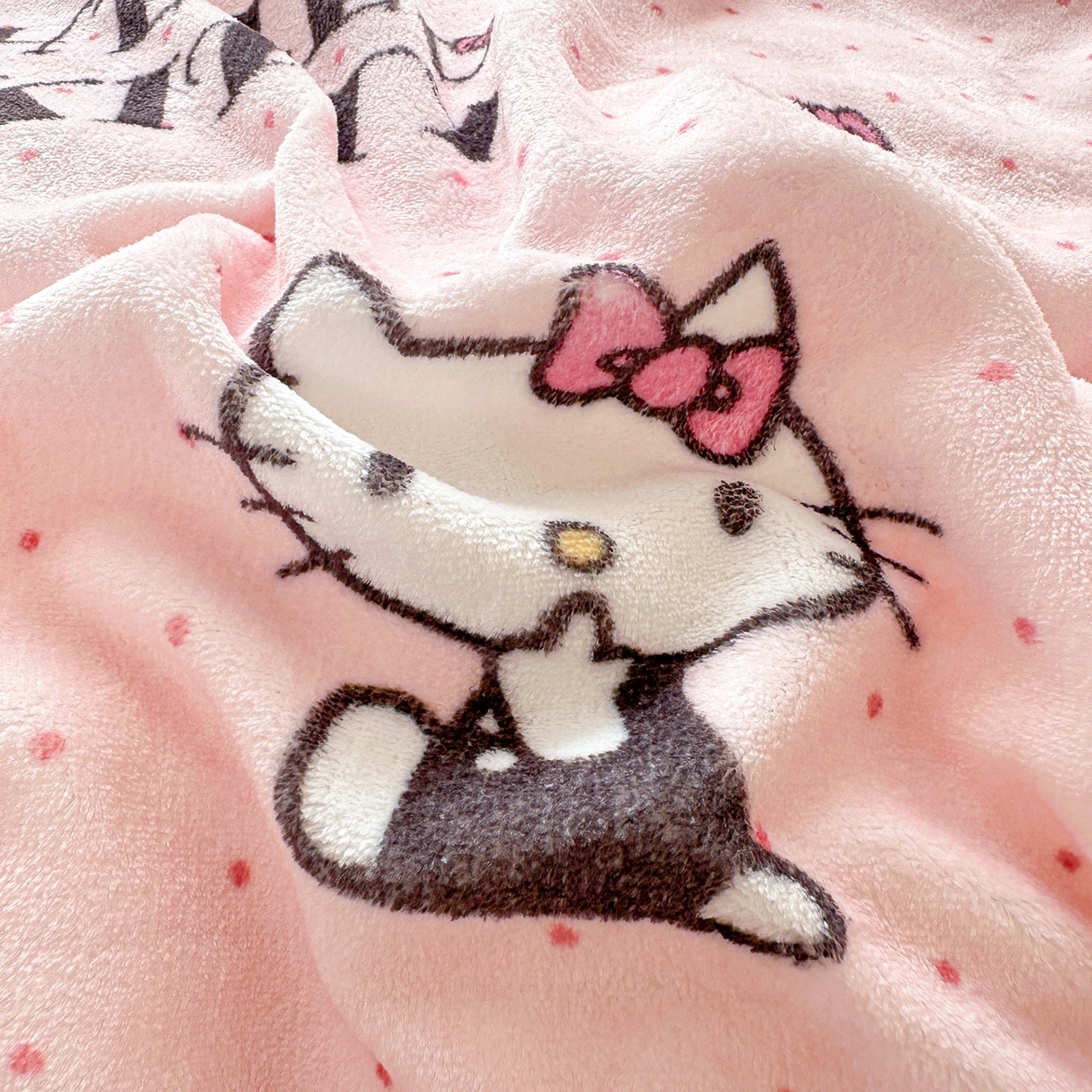 91家纺网 家纺一手货源 找家纺 博雅 2025新款三丽鸥正版授权高克重牛奶绒小版四件套提供买家秀 牛奶绒小版-美妆KT猫