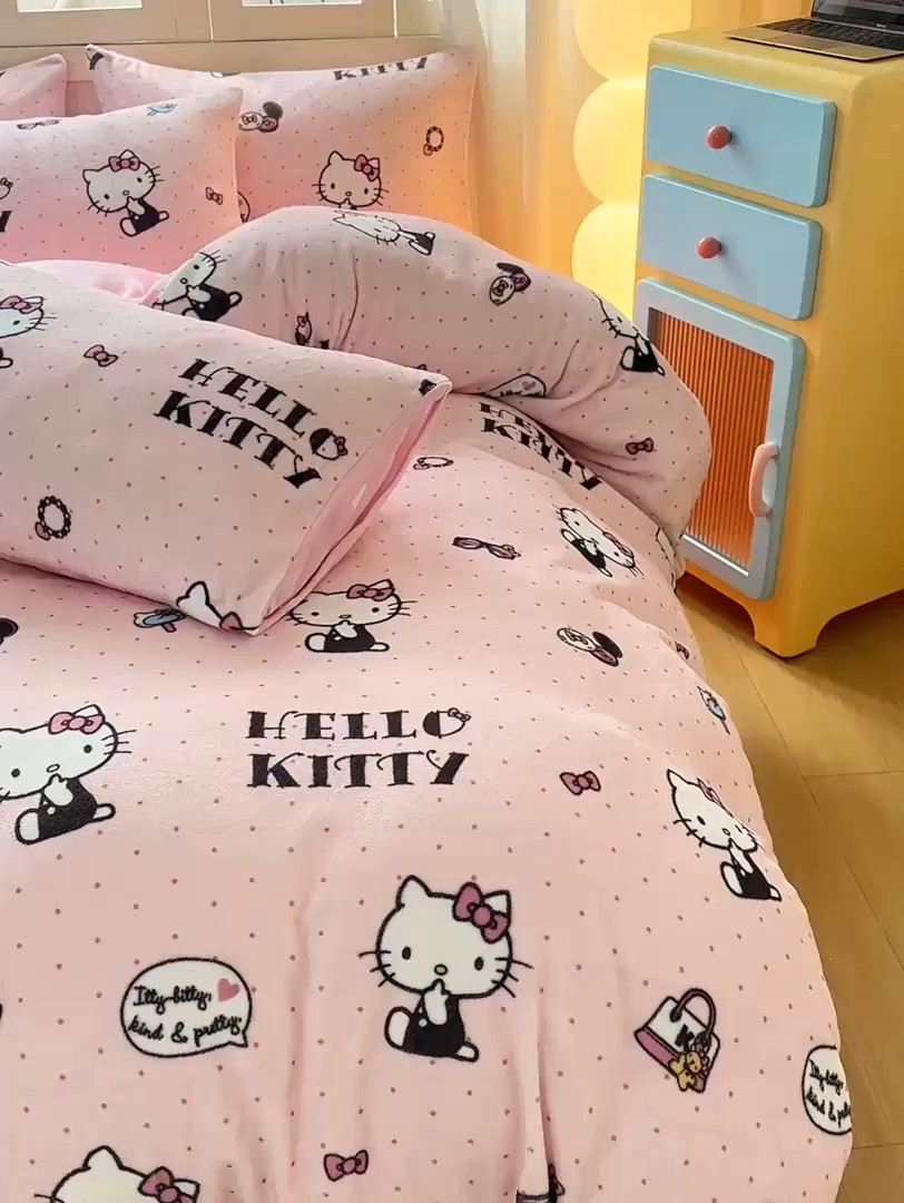 91家纺网 家纺一手货源 找家纺 博雅 2025新款三丽鸥正版授权高克重牛奶绒小版四件套提供买家秀 牛奶绒小版-美妆KT猫