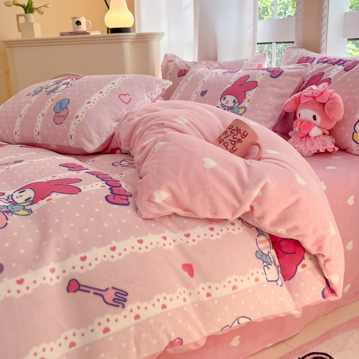 91家纺网 家纺一手货源 找家纺 博雅 2025新款三丽鸥正版授权高克重牛奶绒小版四件套提供买家秀 牛奶绒小版-贪吃美乐蒂专版花型