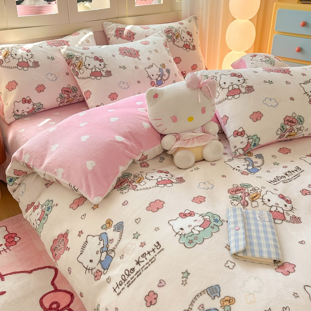 91家纺网 家纺一手货源 找家纺 博雅 2025新款三丽鸥正版授权高克重牛奶绒小版四件套提供买家秀 牛奶绒小版-幸福KT猫专版花型