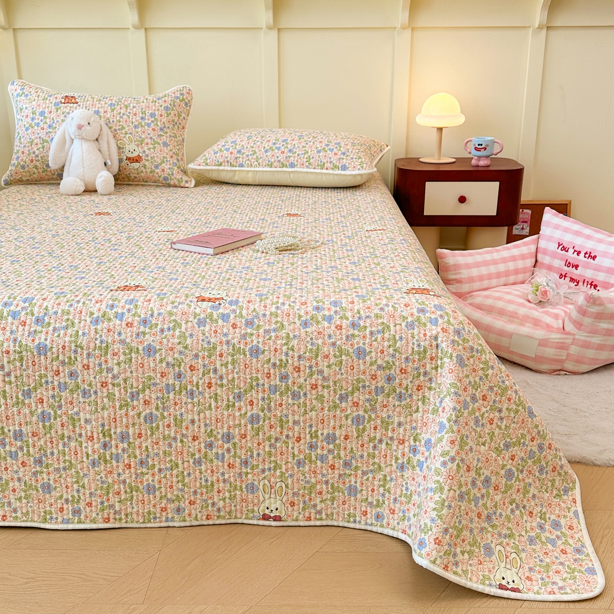 91家纺网 家纺一手货源 找家纺 寐居家纺 2025新款A类数码印花老粗布夹棉床盖 碎花甜梦