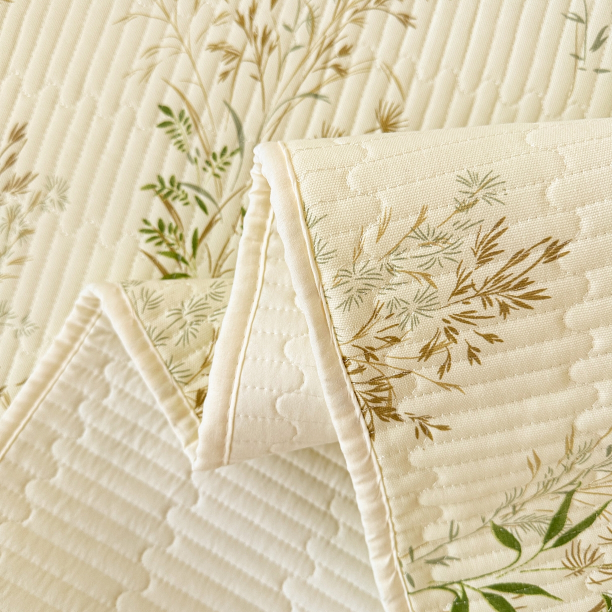 91家纺网 家纺一手货源 找家纺 寐居家纺 2025新款A类数码印花老粗布夹棉床盖 蔷薇漫枝