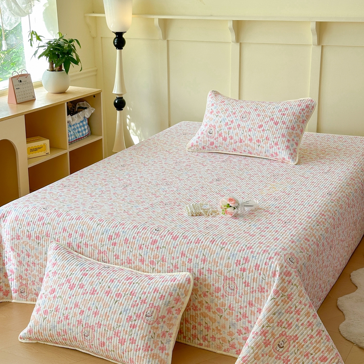 91家纺网 家纺一手货源 找家纺 寐居家纺 2025新款A类数码印花老粗布夹棉床盖 桃枝粉粉