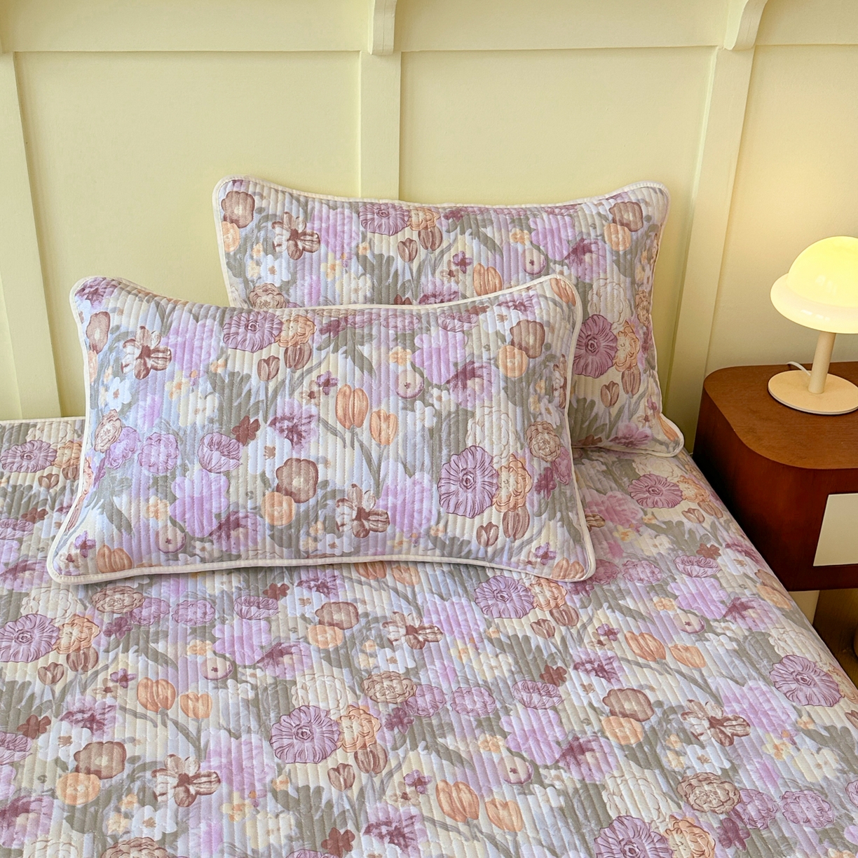 91家纺网 家纺一手货源 找家纺 寐居家纺 2025新款A类数码印花老粗布夹棉床盖 紫蔓花踪