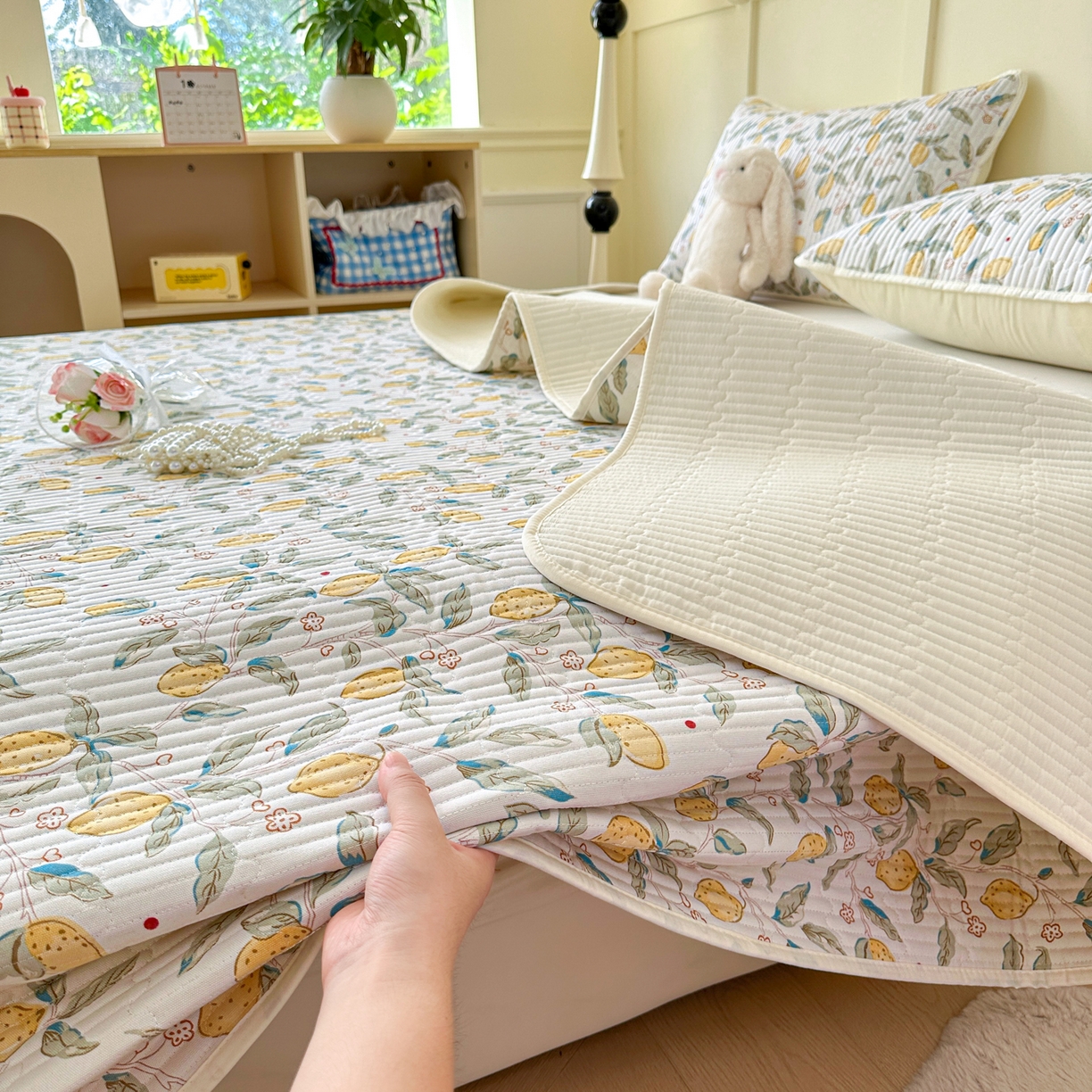 91家纺网 家纺一手货源 找家纺 寐居家纺 2025新款A类数码印花老粗布夹棉床盖 浆果枝枝