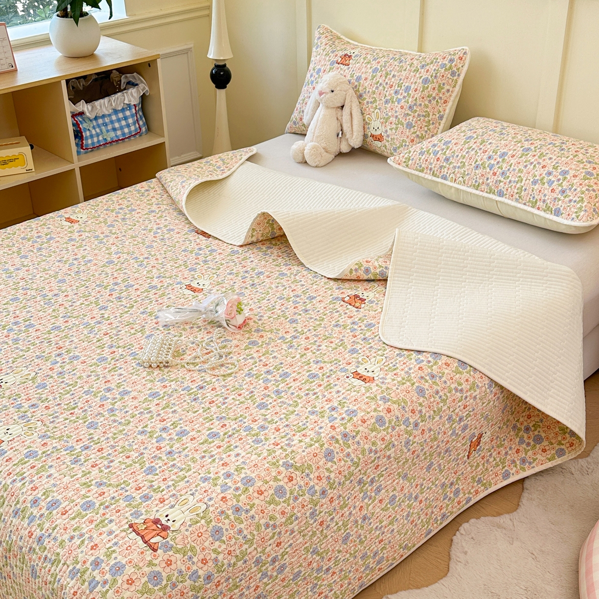 91家纺网 家纺一手货源 找家纺 寐居家纺 2025新款A类数码印花老粗布夹棉床盖 碎花甜梦